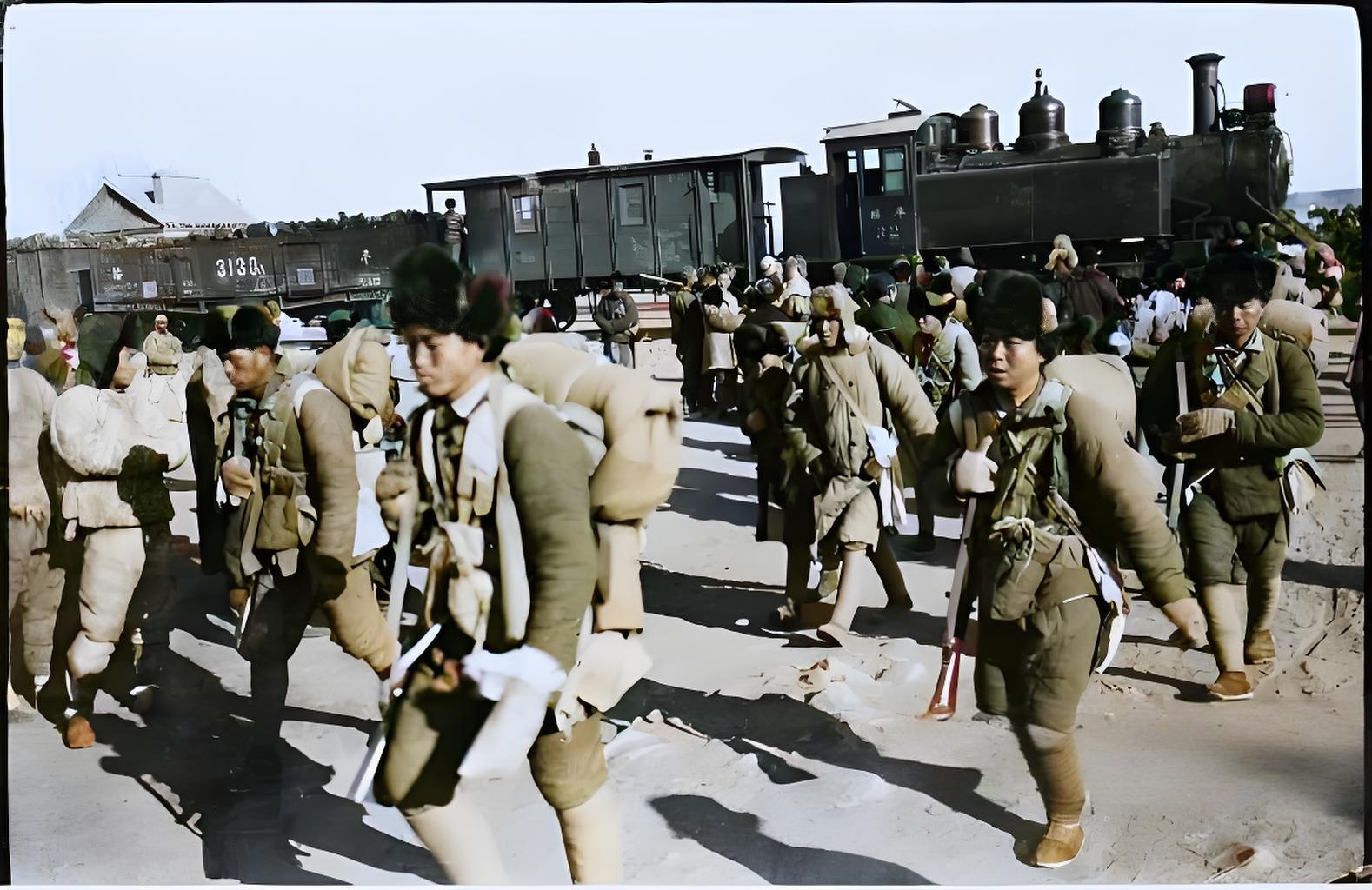 1936年12月 ​​​，绥远，29军士兵跳下列车，步下远兵列车、快速集结奔赴绥远前线的中国士兵