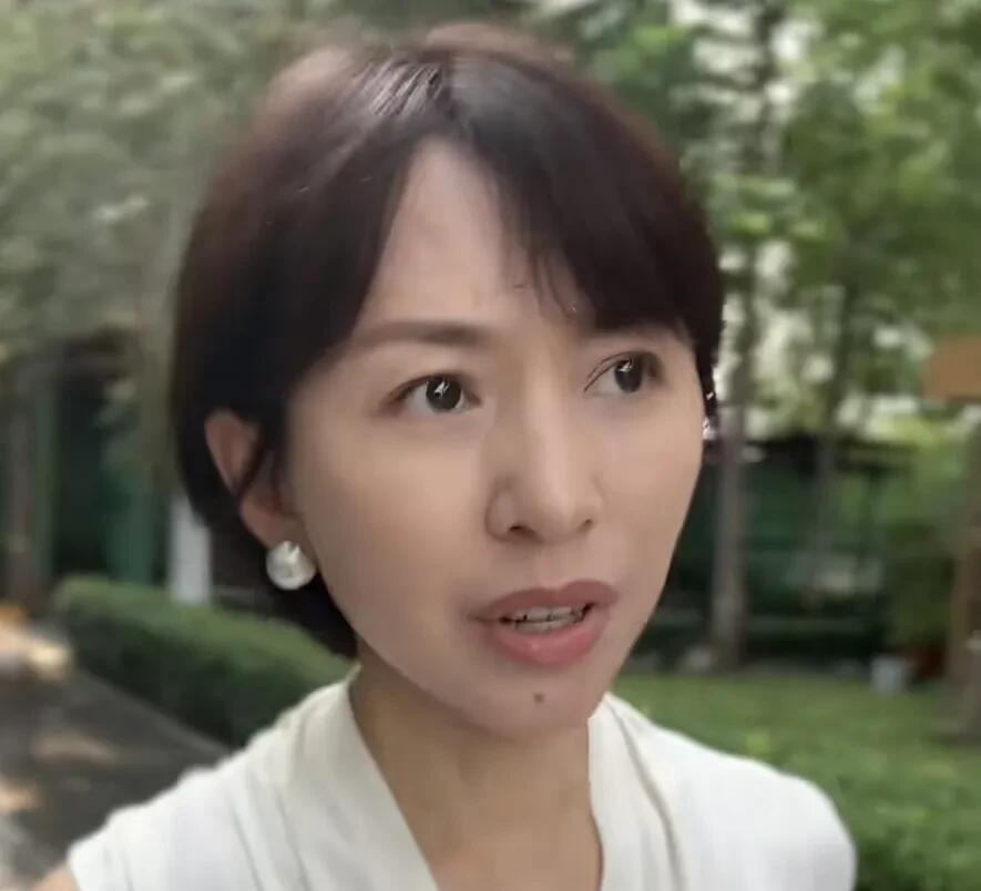 她曾是央视著名主持人，离开央视之后的她，长相和气质变得很一般了，没有开滤镜和美颜