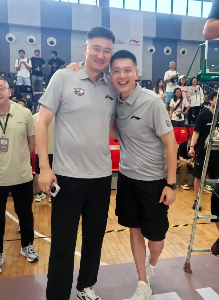 说实话！杨鸣和杜锋从来就不担心下课失业问题，他们去向选择太多了。

比如:杨鸣不