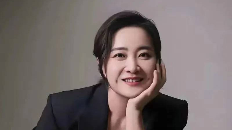 43岁贾玲庆生照曝光，破反弹传闻没有复胖，一身大牌时尚感拉满