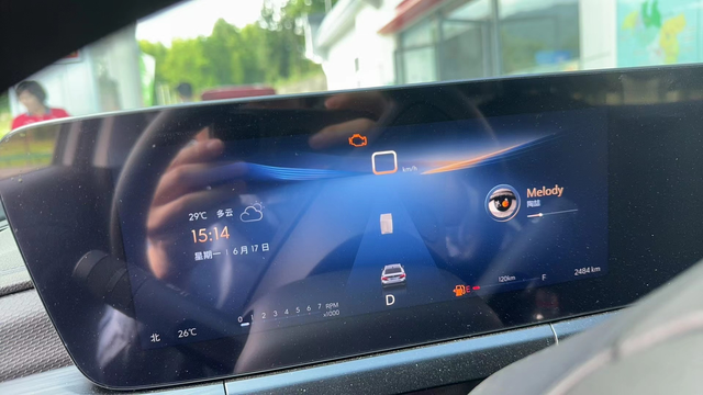 发动机故障灯
开了2500公里，没油了今天准备去加油，一打火就发现亮了灯，有没有