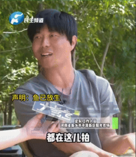 万物有灵！河南，男子去自家荷塘里钓鱼，不久就钓上一条鱼，他刚要去取下，不料却看到