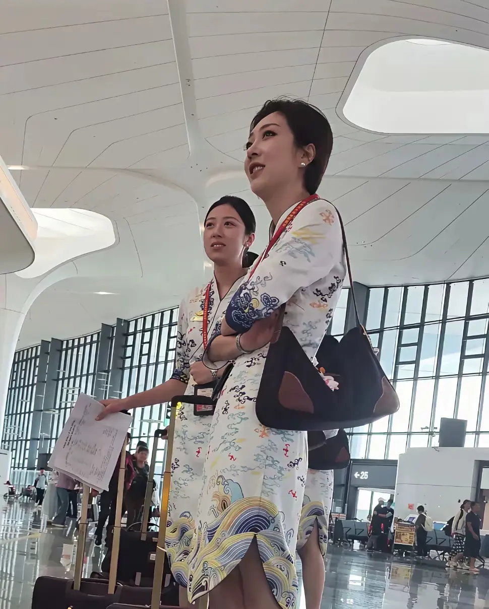 难怪那么多人想加空姐的微信，这气质没谁了