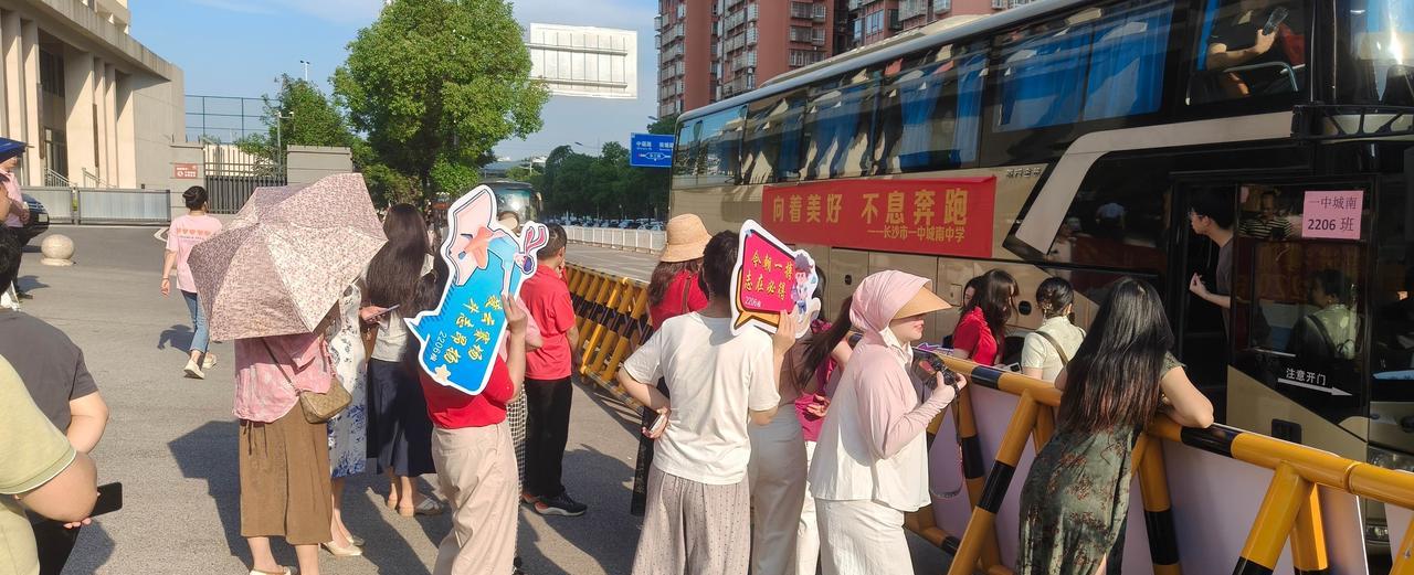见证历史时刻！长沙一中城南中学迎来首届高考生，6月7日清晨，长沙市一中城南中学门