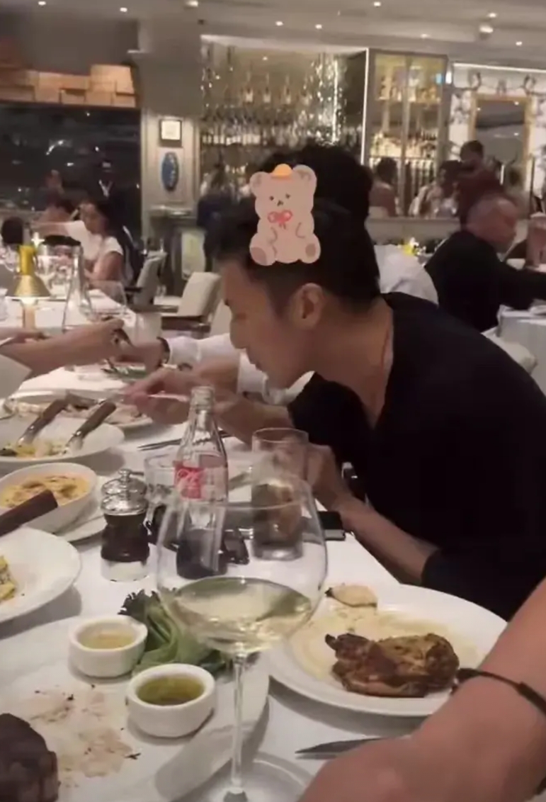 谢霆锋挺靠谱的，是带着张柏芝的儿子谢振轩去迪拜吃大餐，而不是王菲的女儿们去吃大餐