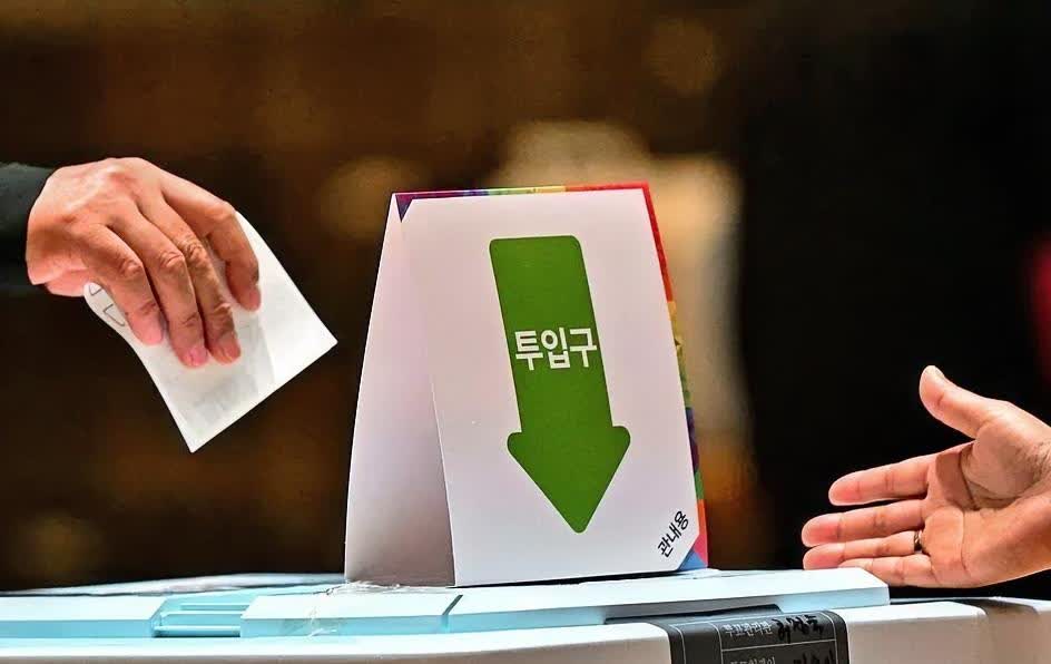 目前7位总统候选人只剩下了5人，但李在明、

李在明支持率高达49%，领先金