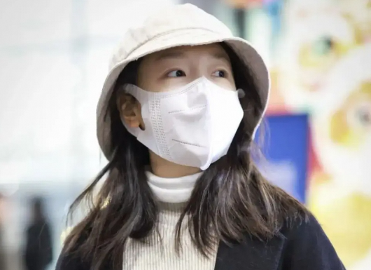 32岁周冬雨增肥后现身机场 大衣阔腿裤穿搭超清纯