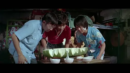   看了《摩登保镖》，许氏三兄弟看到瞧瞧爬上船的偷渡客因为害怕自己又跳进海里之后