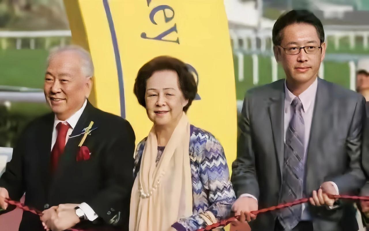 #头号创作者激励计划#
李嘉欣嫁入许家后，一改往日高姿态，孝敬公婆来讨取他们的欢