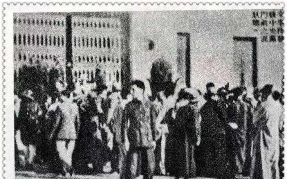 1949年，蒋中正离开大陆前，在成都安装义齿时，一张罕见的留影
1949年，蒋中