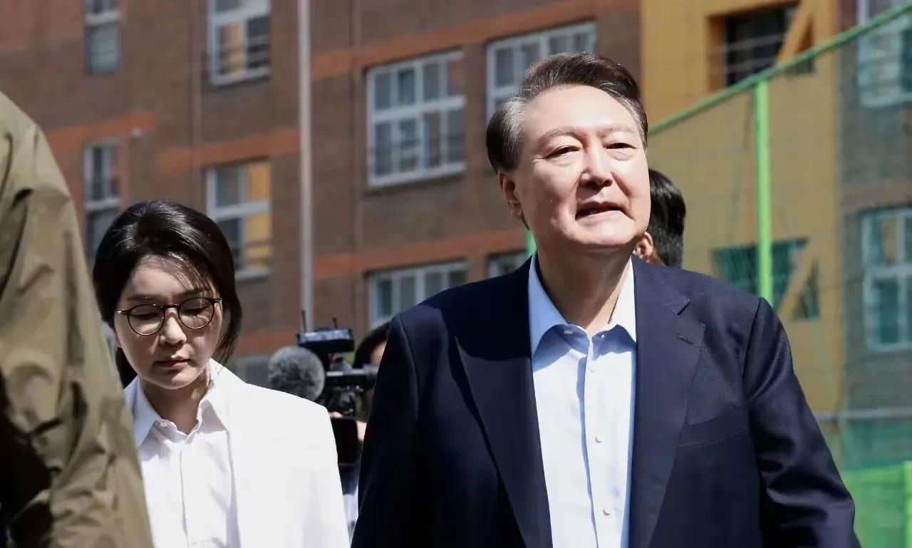 催老了尹锡悦夫妇的，不是岁月，而是忧虑，对于他们俩来说，韩国已经变天，马上要夫妻