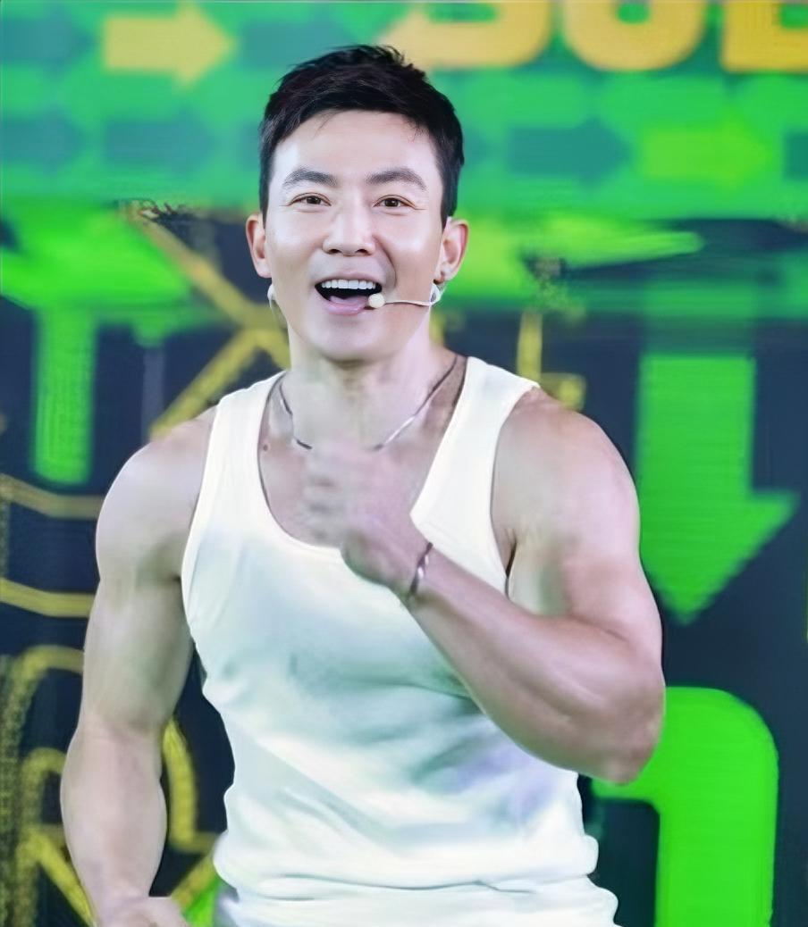刘畊宏估计要怀疑人生了吧
他怎么也没想到
难怪是全民教练啊，身体素质没得说，带着