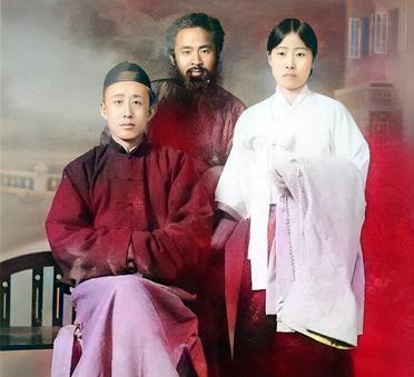 这张照片拍摄于1927年。28岁的张大千与十五岁的歌舞妓池春红站立在朋友江藤涛雄