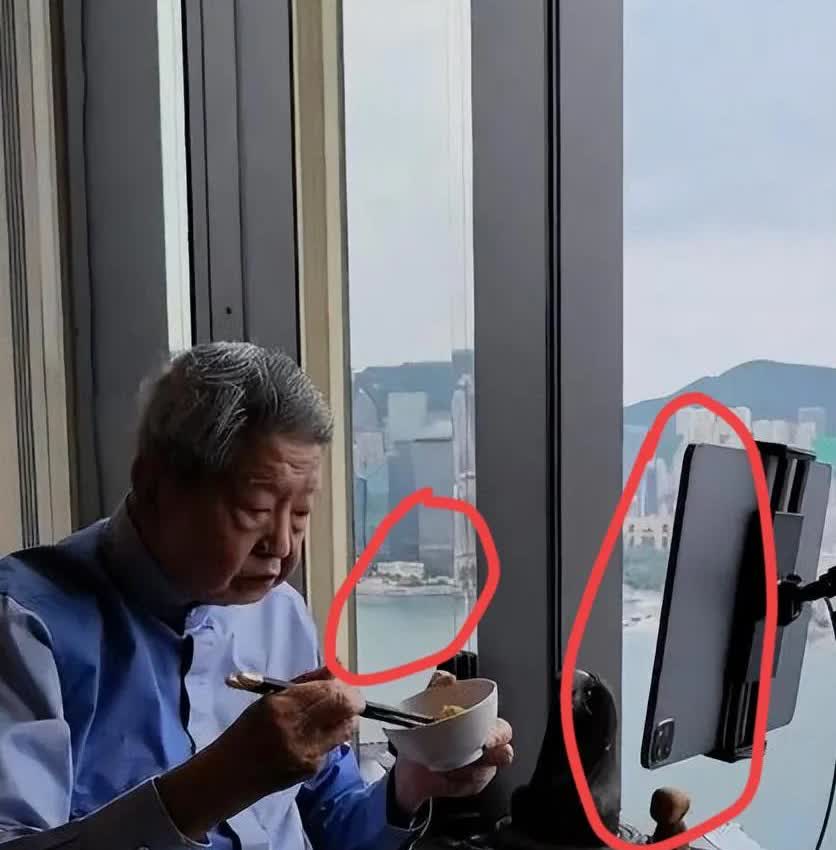 直到蔡澜离世，
才发现，
他之所以那么优秀，能每个月花50万养老，
也是由