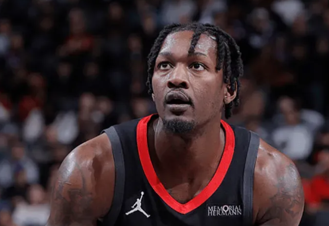 NBA常规赛，火箭对阵森林狼。
据主帅乌度卡透露，伊森（脚踝）目前正在进行热身，