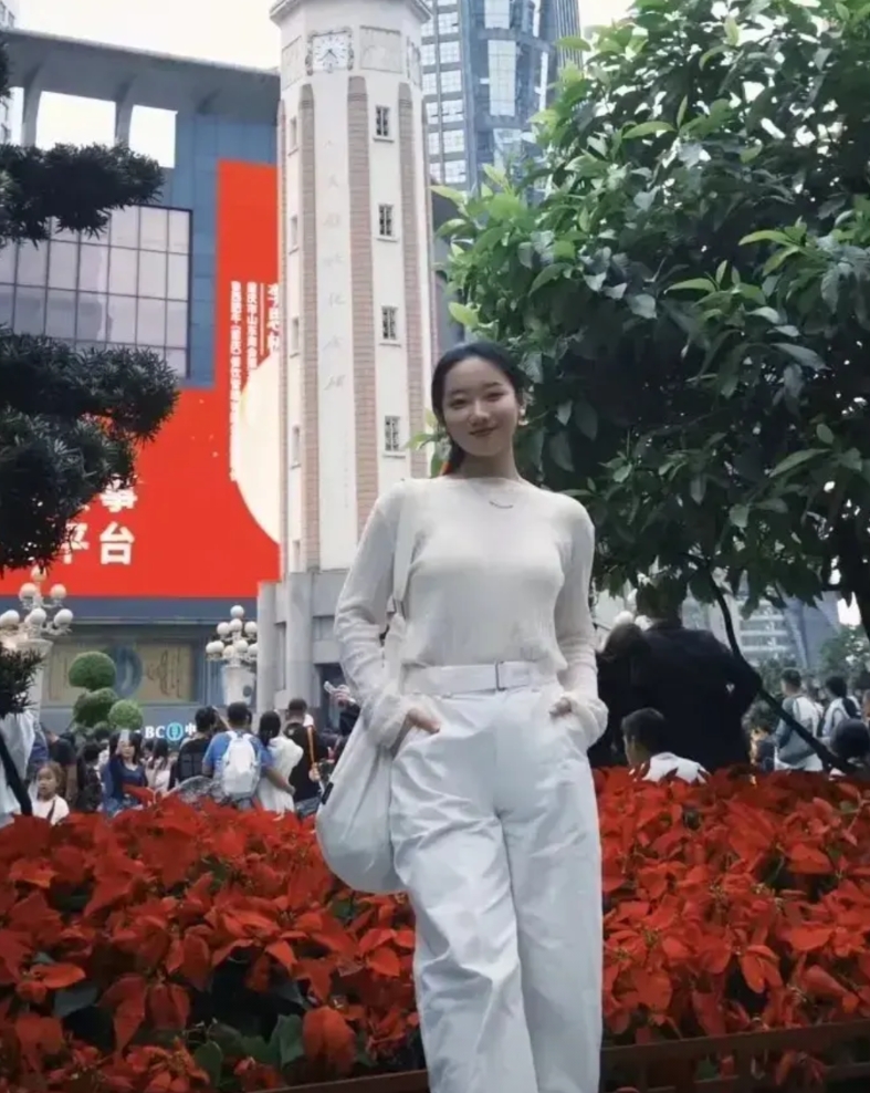 三亚旅客被蛇咬事件后，三亚文旅面临的四个选择：

1、监督有关部门彻查这件事的经