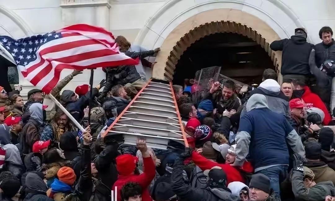 美国这一次内乱能收得住吗？收不住又会如何？
特朗普政府可真是能搞事的政府，对外对