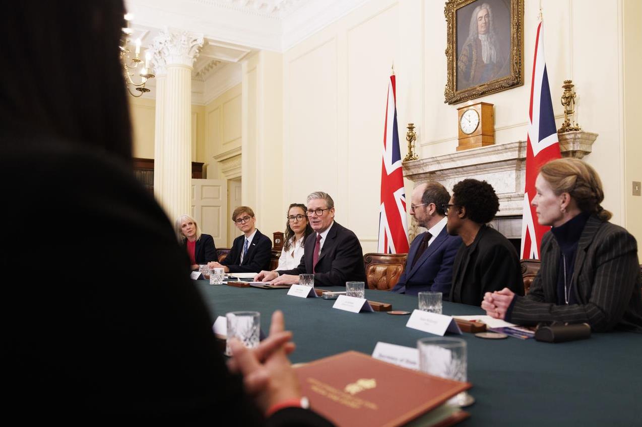 为英国点赞。英国首相斯塔默宣布，英国正式承认巴勒斯坦国，并将积极推动两国方案。不