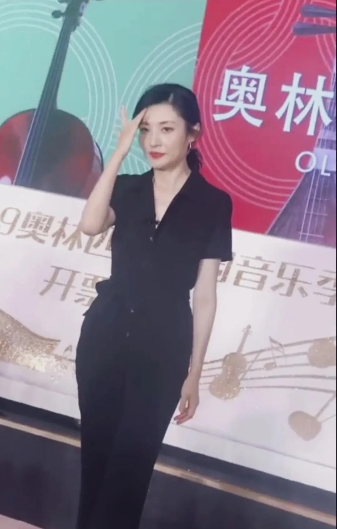 周涛美女这身材绝了！气场独出，气质出众，腹有诗书气自华。越来越漂亮啦！美貌与才华