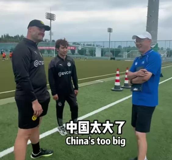 中国太大了，这也是制约中国足球青训发展的因素。
有些域市没有足球青训机构，距离、