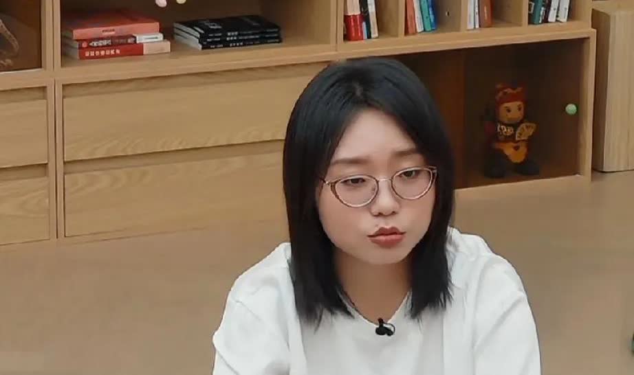 李雪琴：想生孩子，又怕影响工作

谢依霖：影响，非常影响！但是早晚都得生。
