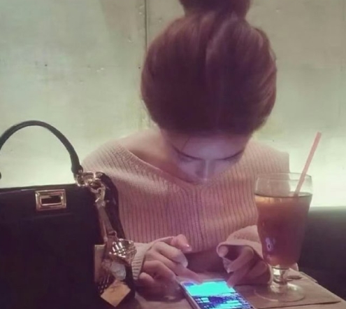 才发现孟子义的审美好超前啊，妆容和穿搭甚至精灵耳到现在看都不过时。