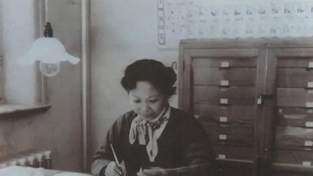 1957年，美国海关私吞了中国女人行李箱里面的6800美金，她却开心地笑了。殊不