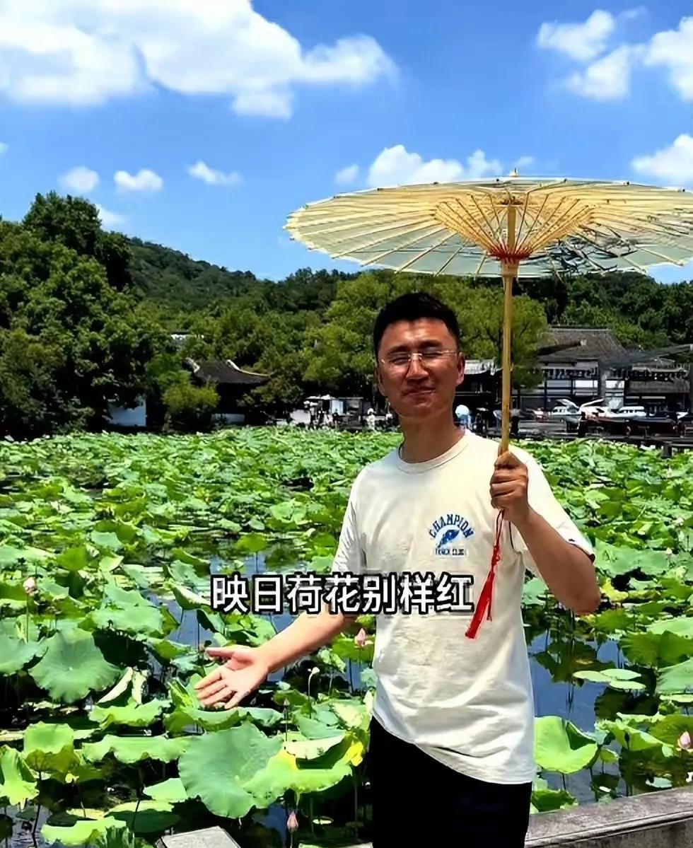 穆萨的态度是点燃这个老母亲心中委屈的雷  。
视频一 他爸给好声好气说了， 给他