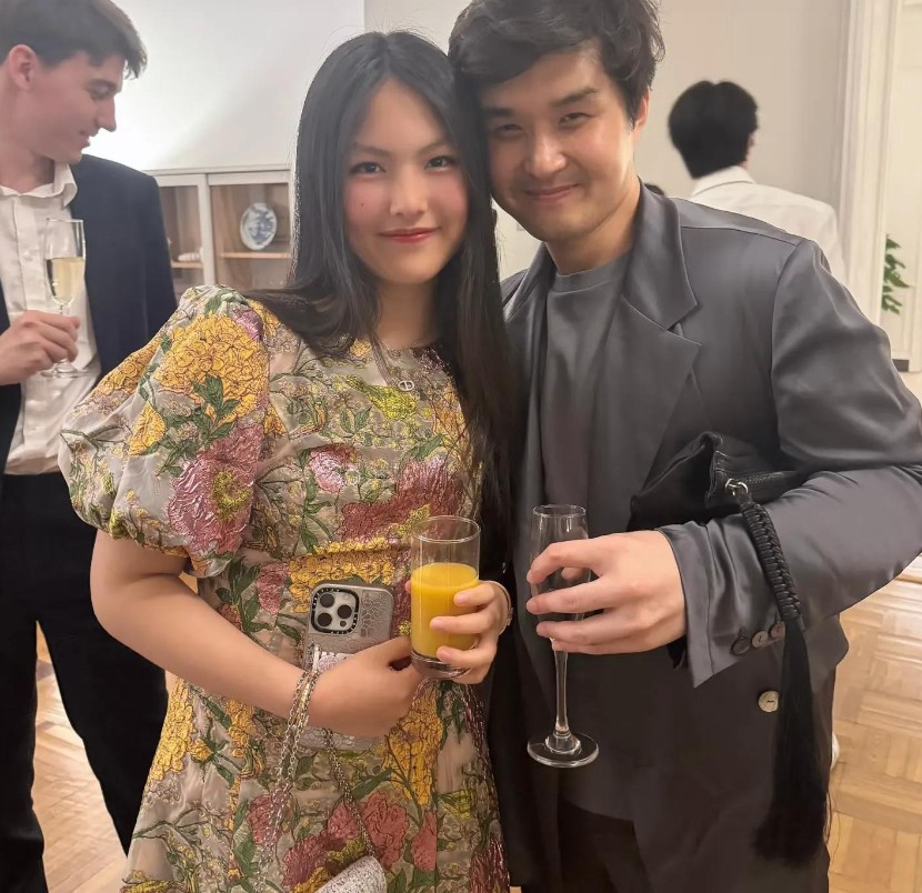 李湘把女儿教育的非常好，先不说衣服好不好看，但从来都是端庄大气风格。
 
对比小