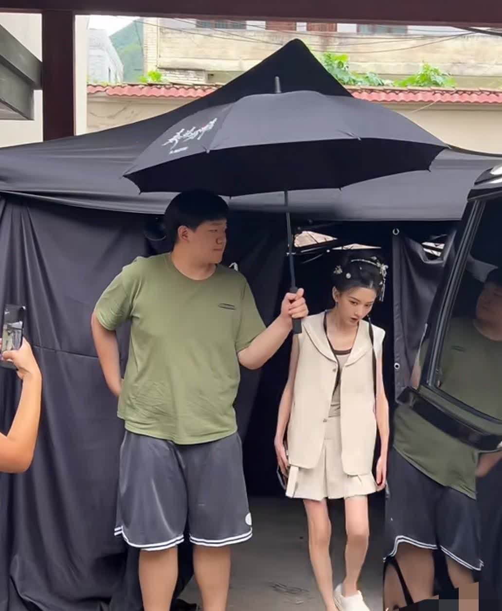 祖儿也太太太瘦了吧？！[不看]
这两年真的瘦太多了，原来真的是很匀称的，就是看