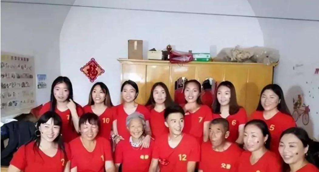 山西一对夫妻，生了11个女儿1个儿子，姐姐们凑钱给弟弟娶媳妇。



2022年