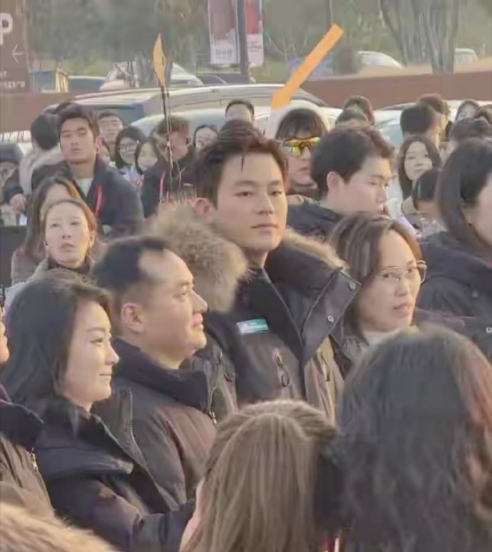 欧豪在郑州参加活动，他的脸好酷啊，穿着羽绒服，身材健壮好亮眼 ​​​