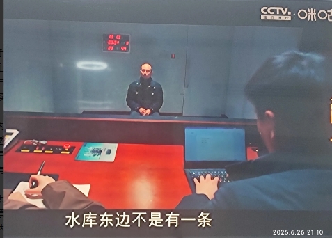 《以法之名》中，乔振兴的手机出现了，是一个人给说捡到后交到二手店里的，发现手机信