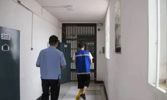 你们见过在看守所待着不愿意出来的人吗？我见过。

  曾经我被羁押在看守所一年，