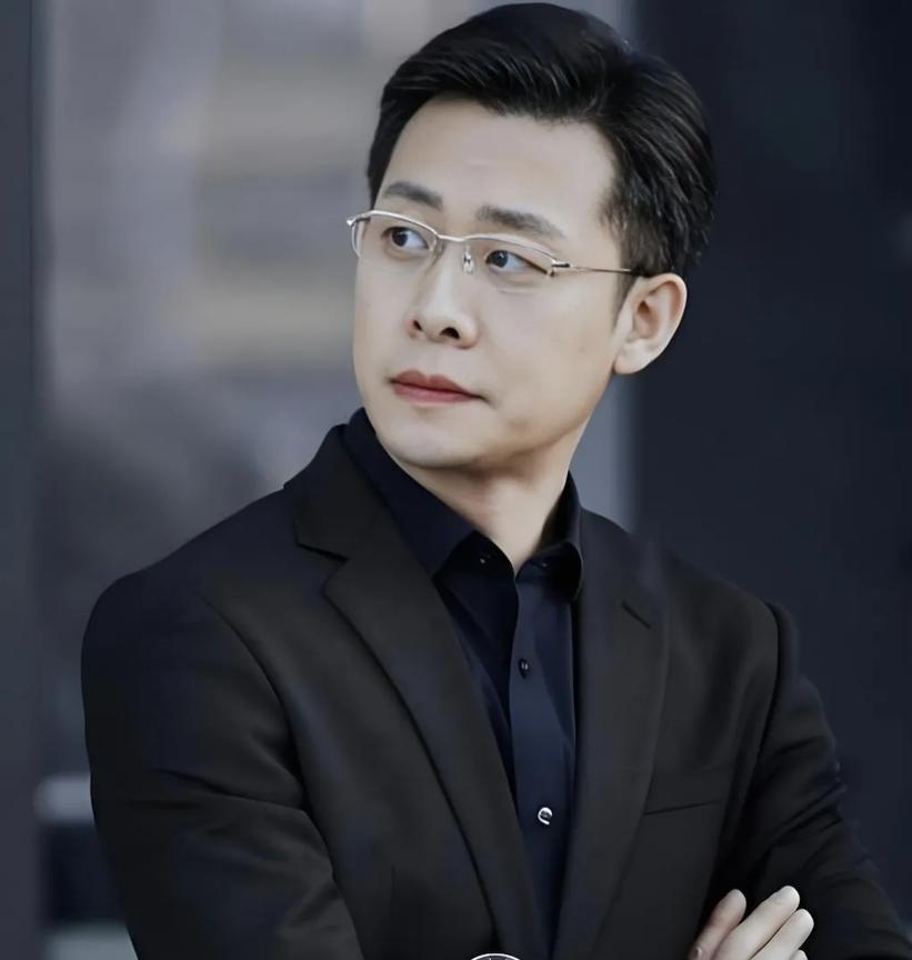 #张译# 演员张译的婚姻保鲜秘诀令人称赞。他与大6岁的妻子携手走过19年，感情始