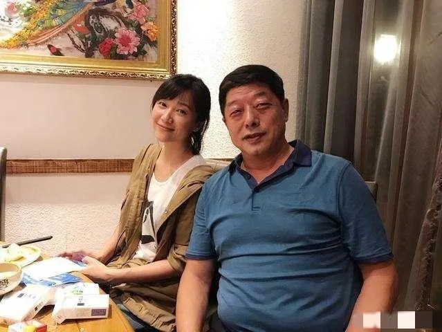 哇塞，画面中多才多艺的徐静蕾月眉星眼，修项秀颈，笑容甜美，身侧的奥运冠军张继科的