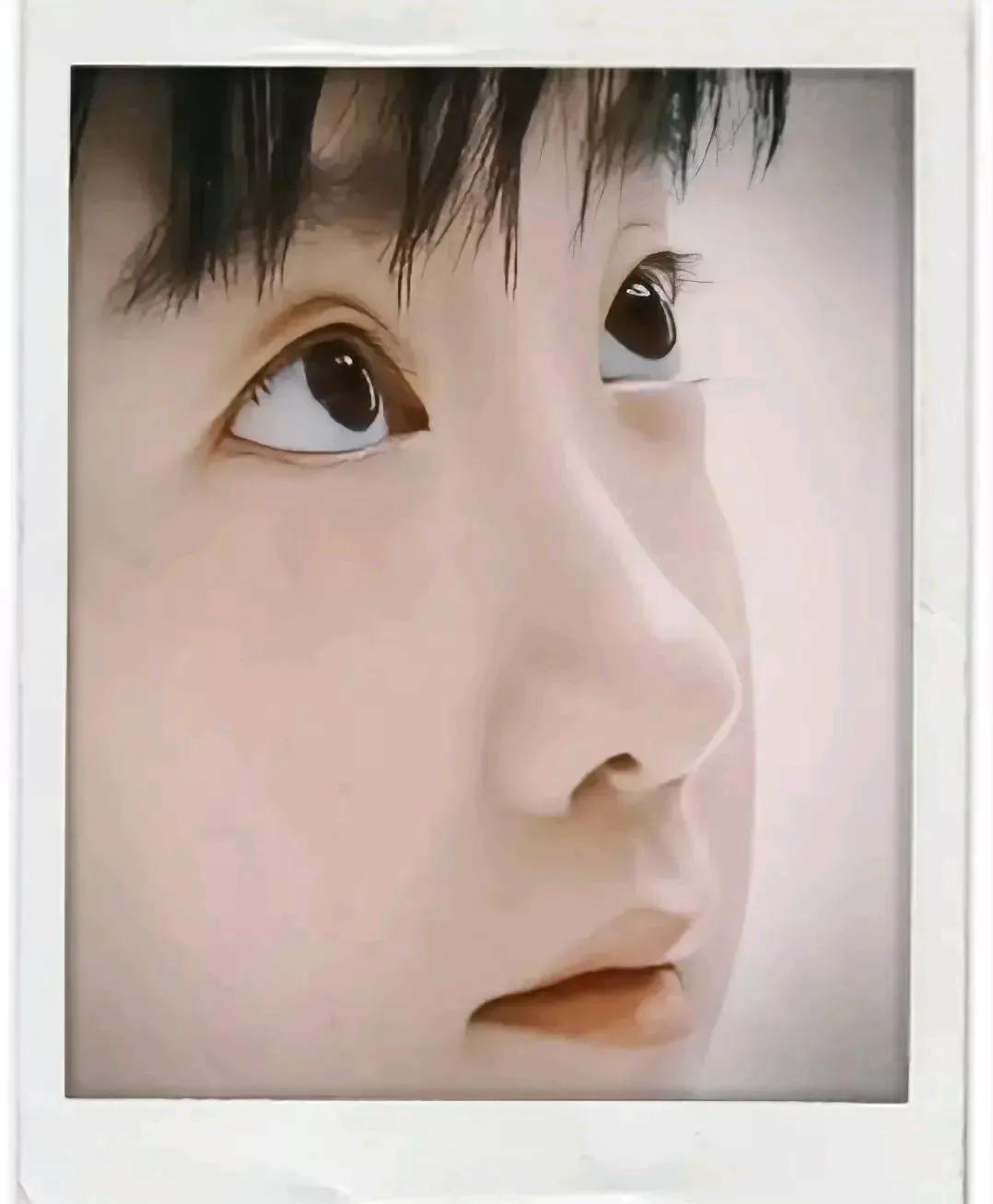 这应该是全世界最干净，
最明亮的一双眼睛了，
清澈的眼眸，
充满对未来的渴望，