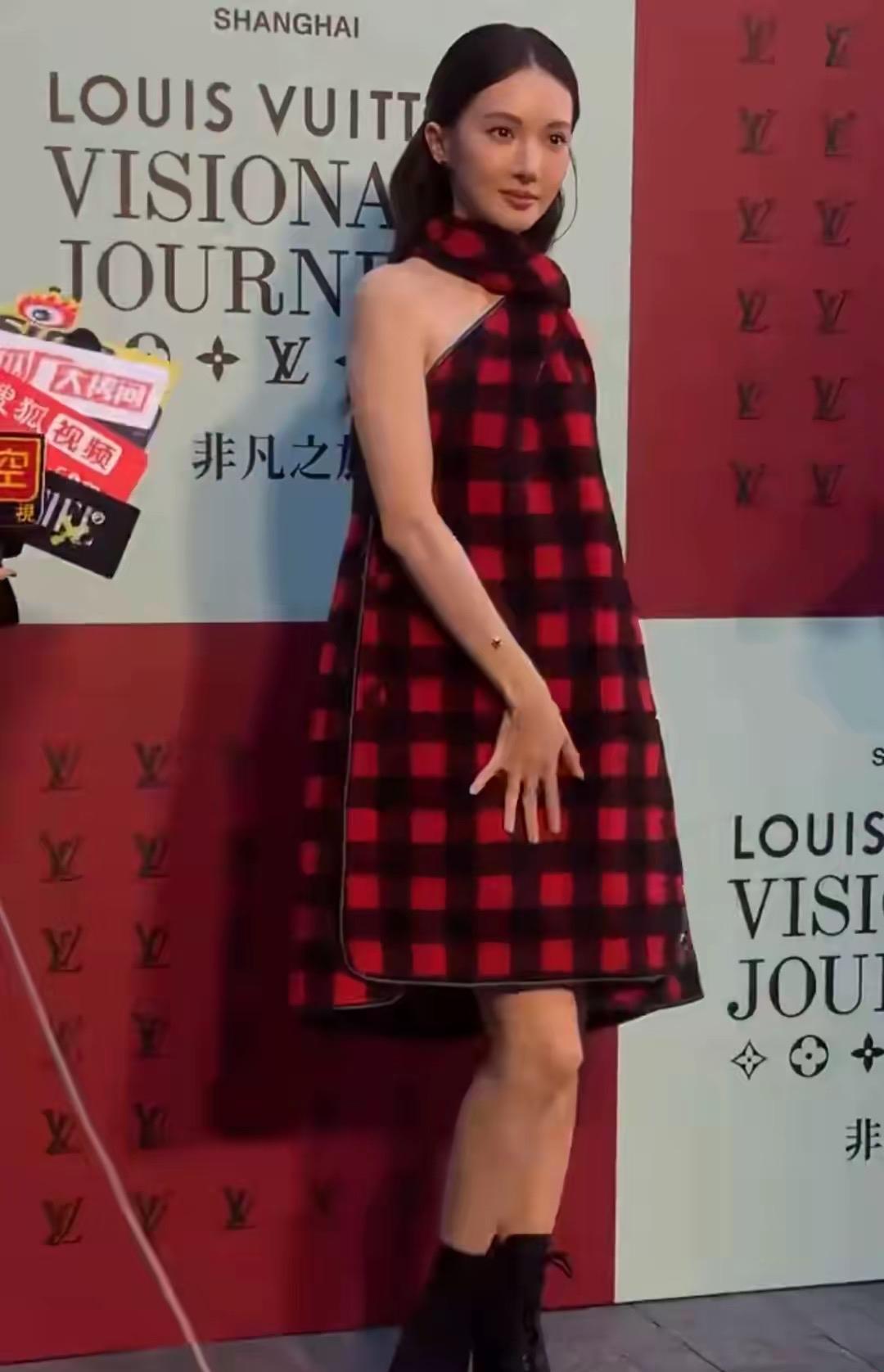 6月26日，LV大秀在上海盛大举行，吸引众多目光。金晨身着LV2025秋冬系列红