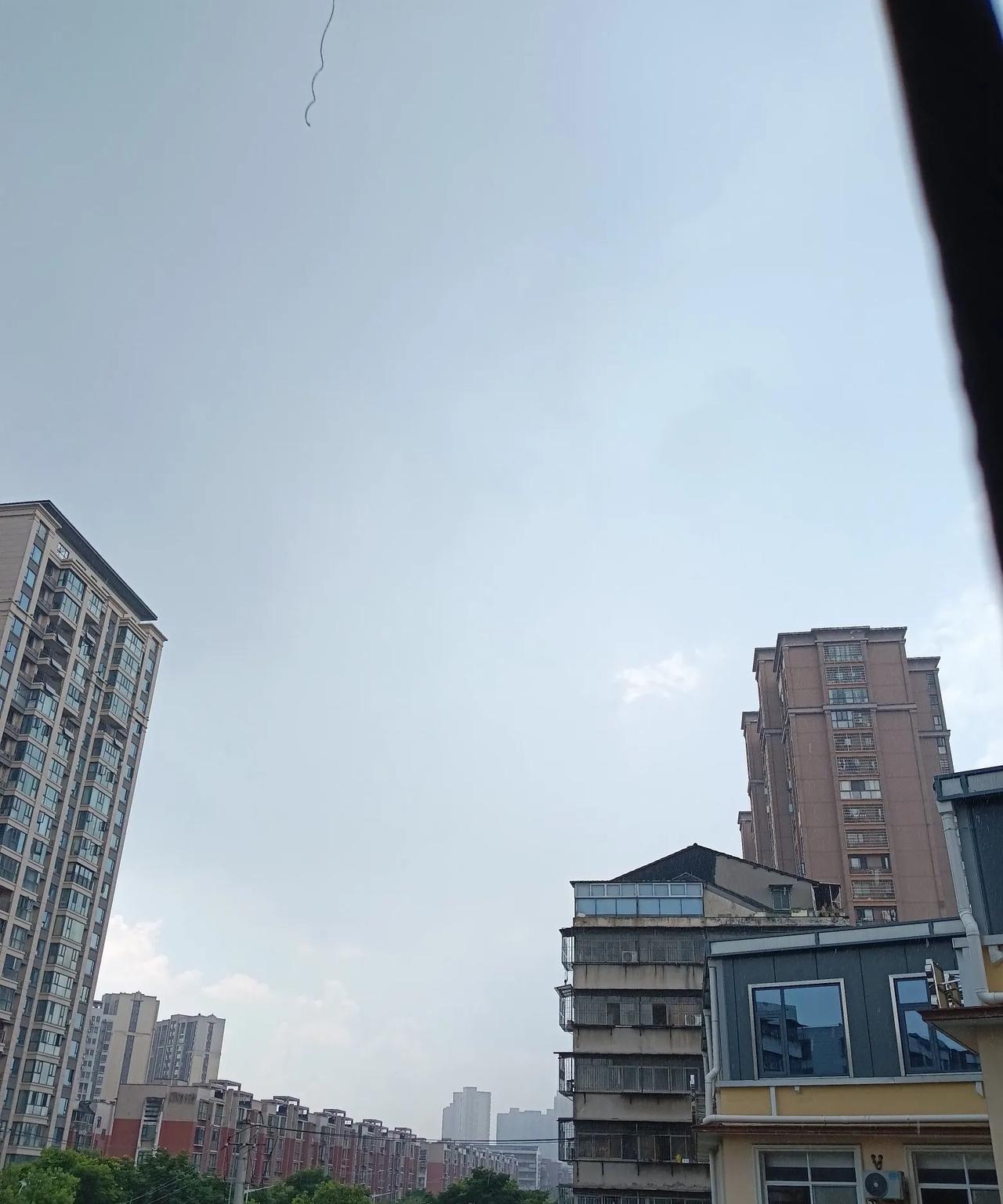 今天(7月6日，星期天)上午11点钟左右，还躲在空调房间里看手机的我，只觉得天色