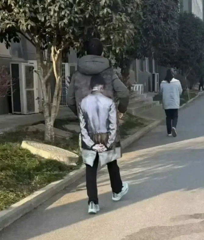 北京，一名女子早上在赶往公司的路上，偶然注意到前方一名男子的背影有些奇怪。女子仔