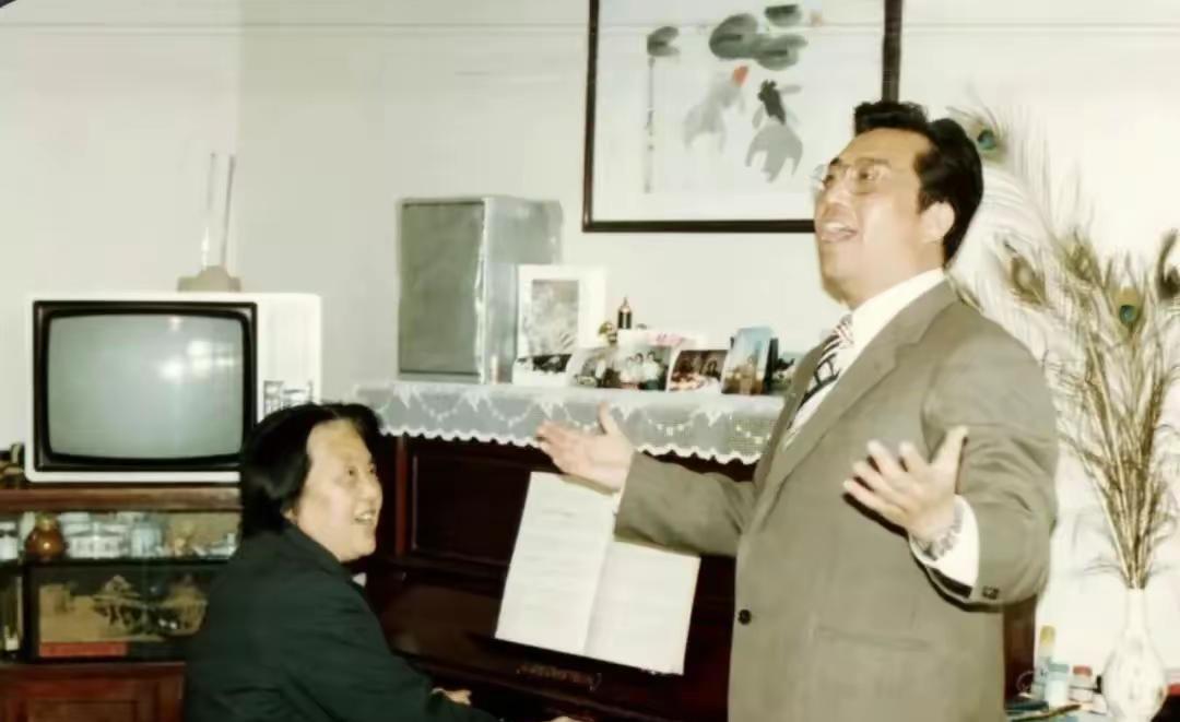 1983年，44岁的李双江在恩师喻宜萱家中练唱时的照片，彼时的李双江已经是总政歌