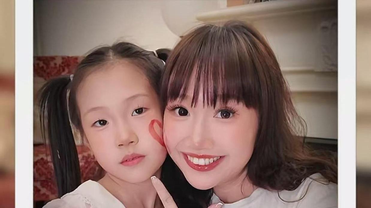 麦琳与女儿合影庆祝女神节请教网友关于孩子看牙建议形象大逆转