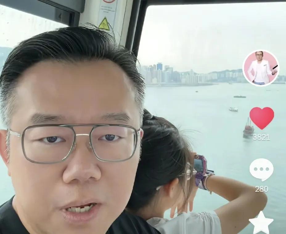 视频中，涂磊穿着一件黑色T恤，头发还是以前一样小平头，他们正站在一个船上，女儿站