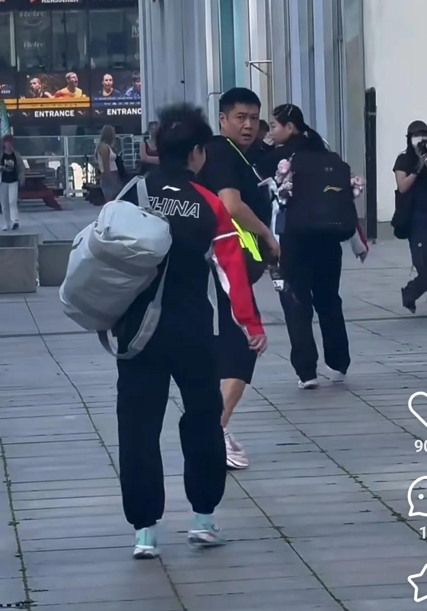 邱导带着莎莎和佳佳上训了。
邱导回头：走快一点，赶不上班车了；
莎莎：来了（加快