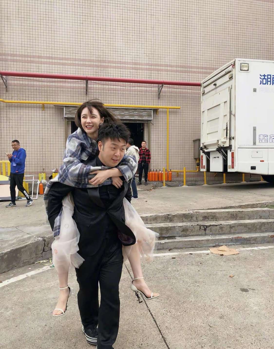 杜海涛背媳妇，轻轻松松。