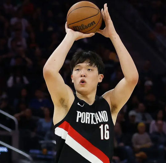 杨翰森的首秀，比“自己”➕3个选秀权换的11号秀，好多了！

对阵勇士的季前赛首