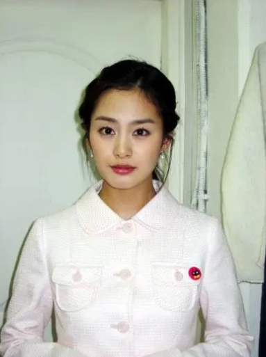 一直觉得他们俩夫妻在维持人设，金泰熙没揭穿他而已。



Rain在这个年纪还要