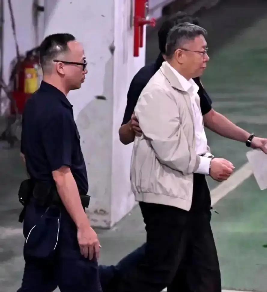 台北地方法院7日再审京华城案，民众党前主席柯文哲休庭时发飙怒骂台庭审法官求刑20