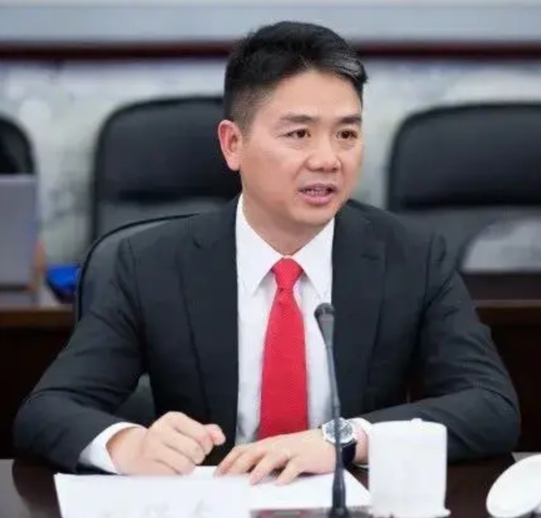 刘强东和雷军都是科技名人，但对待帮扶对象却完全不同。
东哥经常给村民发春节大礼包
