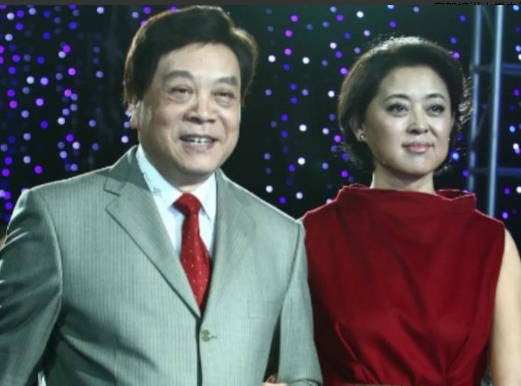 有一次，赵忠祥带着儿子赵方和倪萍一起吃饭，倪萍顺口问赵方:方子今年多大了？有女朋